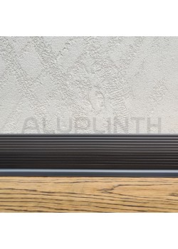 Плинтус алюминиевый Волнистый 60x11.7x2700 мм ALU-NV6011R Чёрный RAL9005 Kluchuk