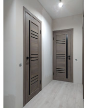 Межкомнатные Двери Leador Doors Compania серое дерево Черное стекло ПВХ плёнка