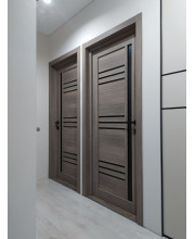 Межкомнатные Двери Leador Doors Compania серое дерево Черное стекло ПВХ плёнка