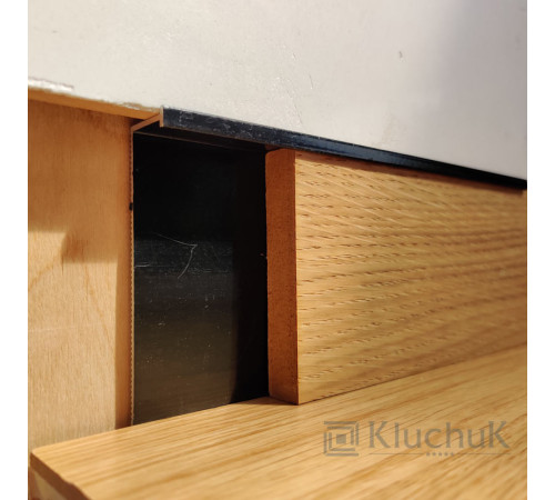 Алюминиевый плинтус скрытого монтажа Kluchuk