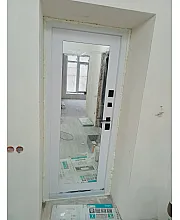 Входные Двери Мироу мрамор темный белая эмаль + зеркало Qdoors