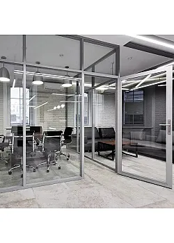 Безрамное остекление для офиса Reynaers