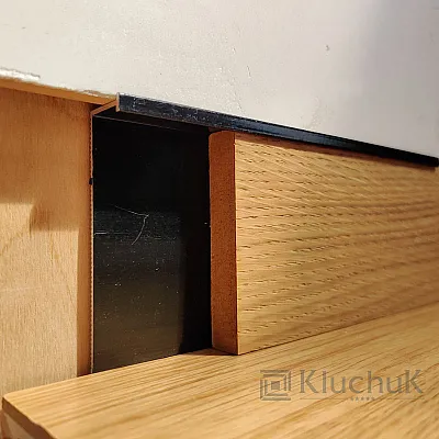 Алюмінієвий плінтус прихованого монтажа Kluchuk-0