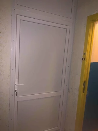 Металлопластиковые двери для технических помещений Rehau Euro 60 с фрамугой 900 x 2100 мм