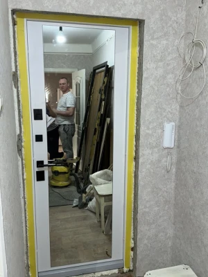 Двері Термоультра (квадро) Securemme 546/607 Роксі антрацит/Біла шагрень дзеркало Булат