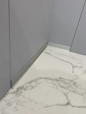 Плинтус алюминиевый Волнистый 60x11.7x2700 мм ALU-NV6011R Белый RAL9003 Kluchuk