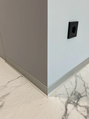Плинтус алюминиевый Волнистый 60x11.7x2700 мм ALU-NV6011R Белый RAL9003 Kluchuk