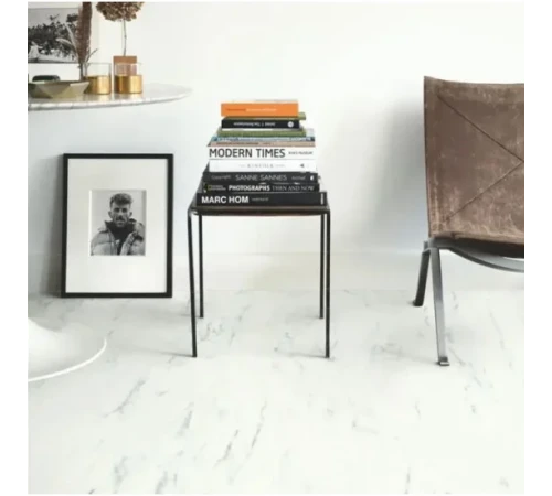 Виниловый пол Quick Step Oro Base Tiles Белый каррарский мрамор AVSTT40136