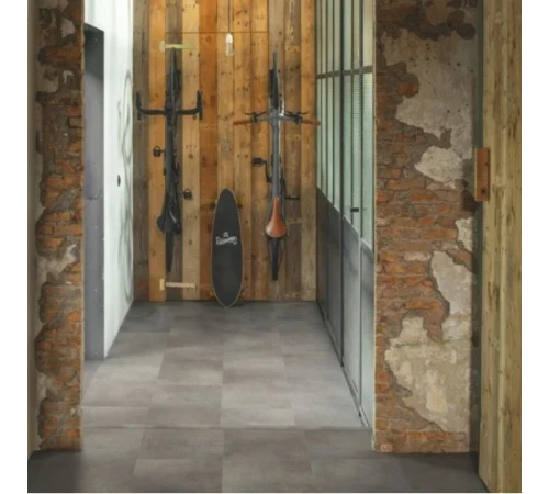 Виниловый пол Quick Step Oro Base Tiles Бетонный камень AVSTT40234