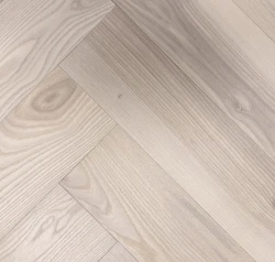 Паркетная доска Universe Ясень ваниль (herringbone)